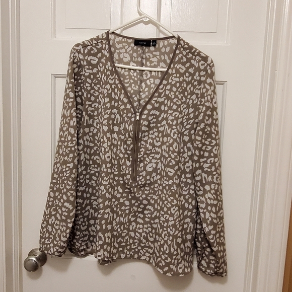 Apt. 9 Beige & White Animal Print Blouse Size XL - Picture 7 of 9